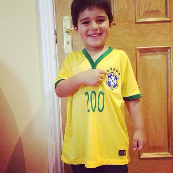 Esposa de Felipe Massa posta foto do filho com camisa da Argentina e comete gafe