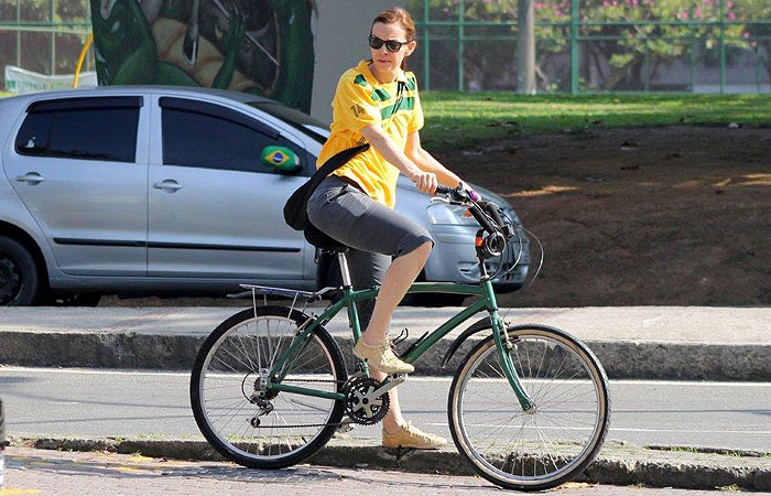 Em clima de Copa, Julia Lemmertz pedala pela Lagoa Rodrigo de Freitas