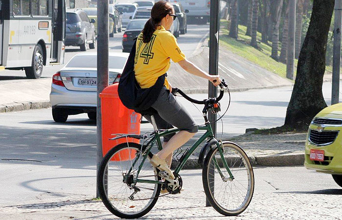 Em clima de Copa, Julia Lemmertz pedala pela Lagoa Rodrigo de Freitas