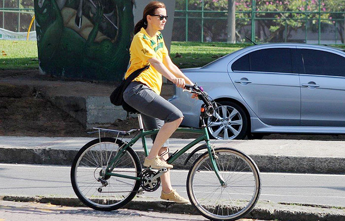 Em clima de Copa, Julia Lemmertz pedala pela Lagoa Rodrigo de Freitas