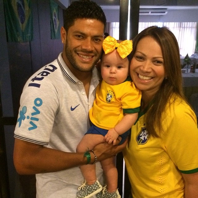 Solange Almeida leva a família para visitar jogadores da seleção no hotel, em Fortaleza