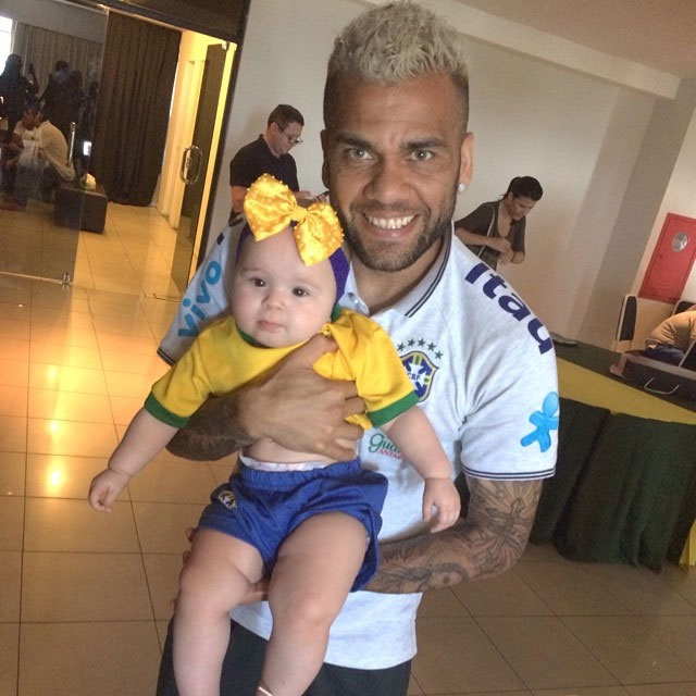 Solange Almeida leva a família para visitar jogadores da seleção no hotel, em Fortaleza