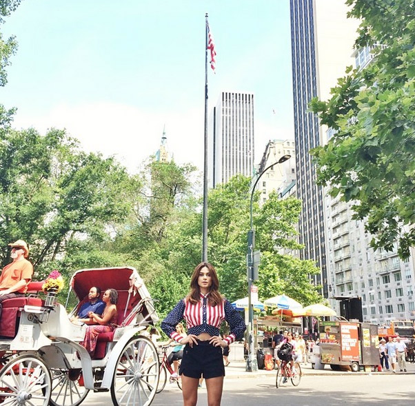 De short curto, Thaila Ayala comemora a Independência dos Estados Unidos