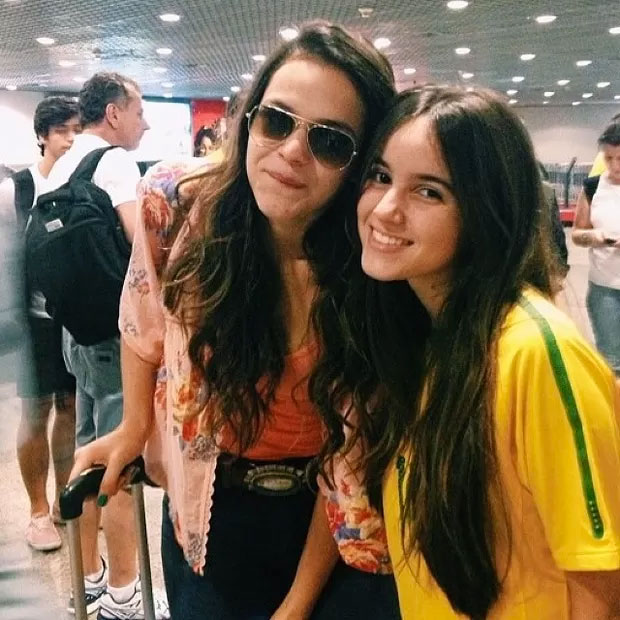 Depois de atraso em vôo, Bruna Marquezine chega a Fortaleza