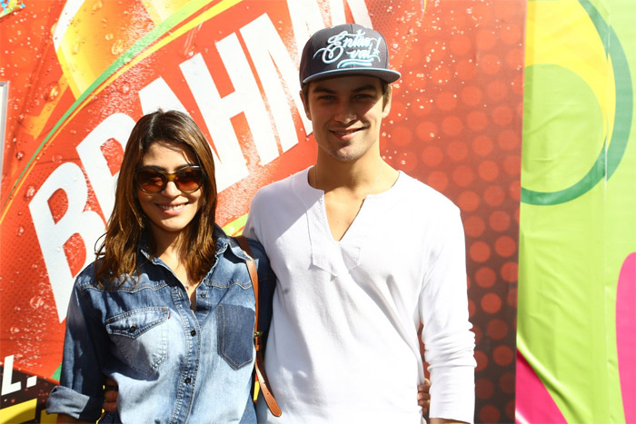 Carol Castro e o marido bonitão fazem esquenta no Maracanã