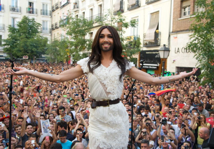 Conchita Wurst recebe prêmio em Mardid, na Espanha