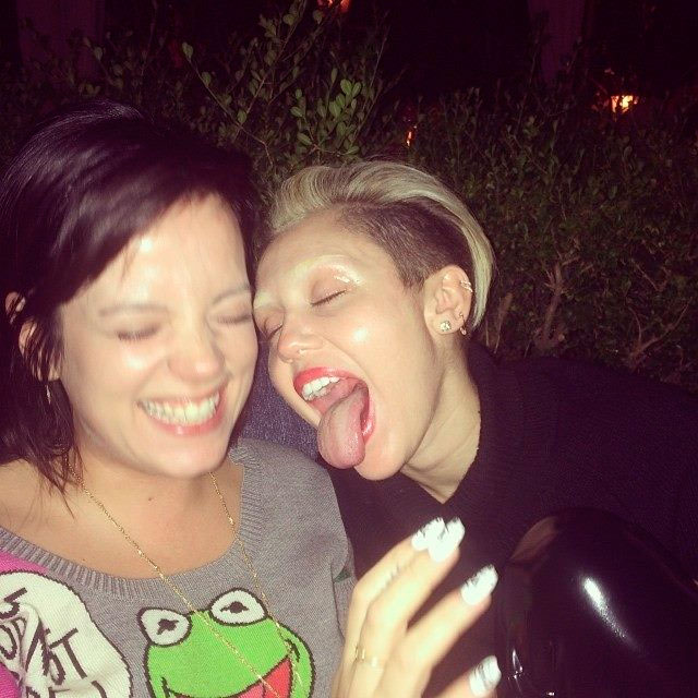 (Ju) Lily Allen comemora turnê com Miley Cyrus