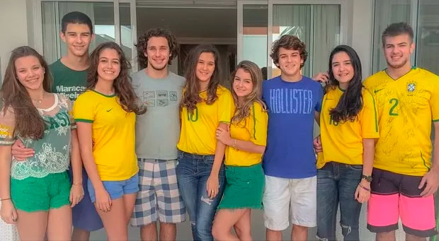  Filhos de William Bonner e Fátima Bernardes se reúnem com amigos para assistir o jogo do Brasil