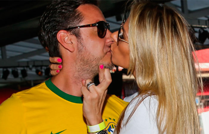 Adriane Galisteu e o marido vão ao Estádio do Morumbi para ver o jogo do Brasil