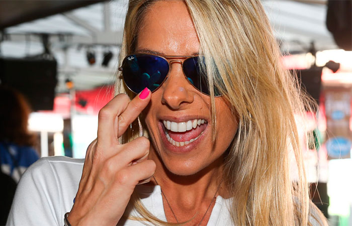 Adriane Galisteu e o marido vão ao Estádio do Morumbi para ver o jogo do Brasil