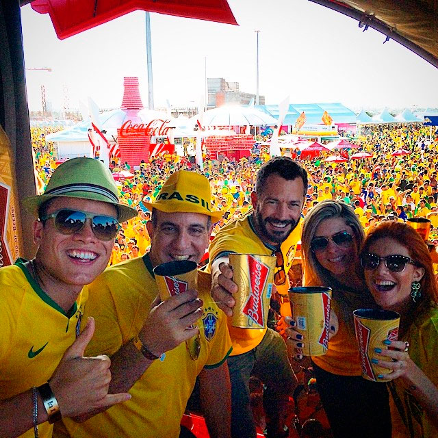 alvino Salvador se reúne com amigos para assistir jogo do Brasil