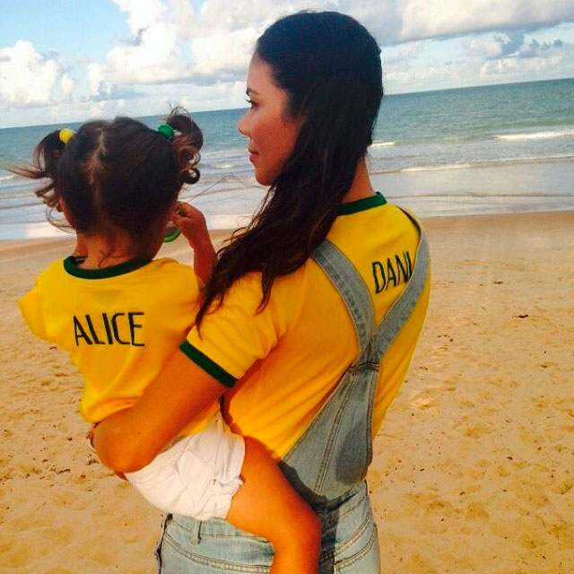 Tal mãe tal filha! Daniela Albuquerque e Alice torcem juntas pela seleção