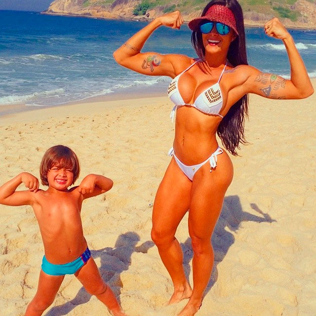 Aline Riscado mostra corpão em dia de praia com o filho