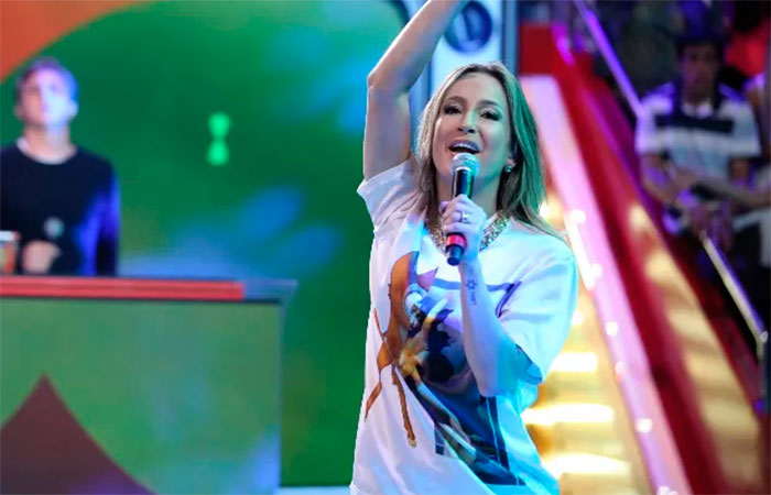 Claudia Leitte se emociona com recado de Jennifer Lopez