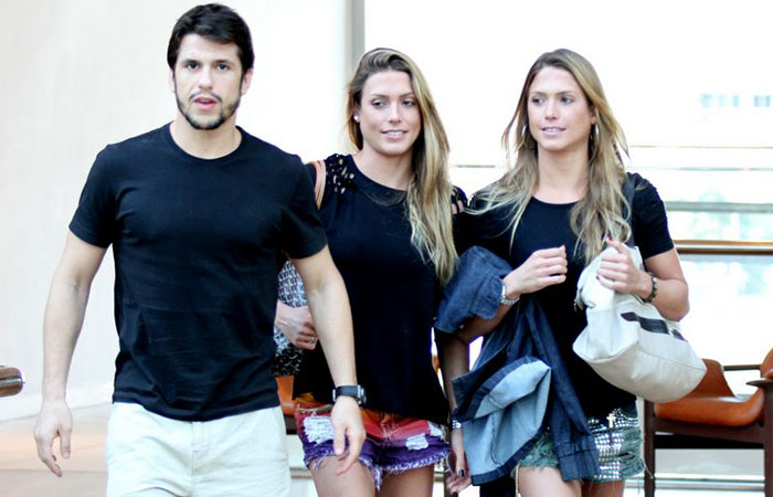 Trio em preto! Gêmeas Bia e Branca Feres caminham em shopping com namorado no Rio