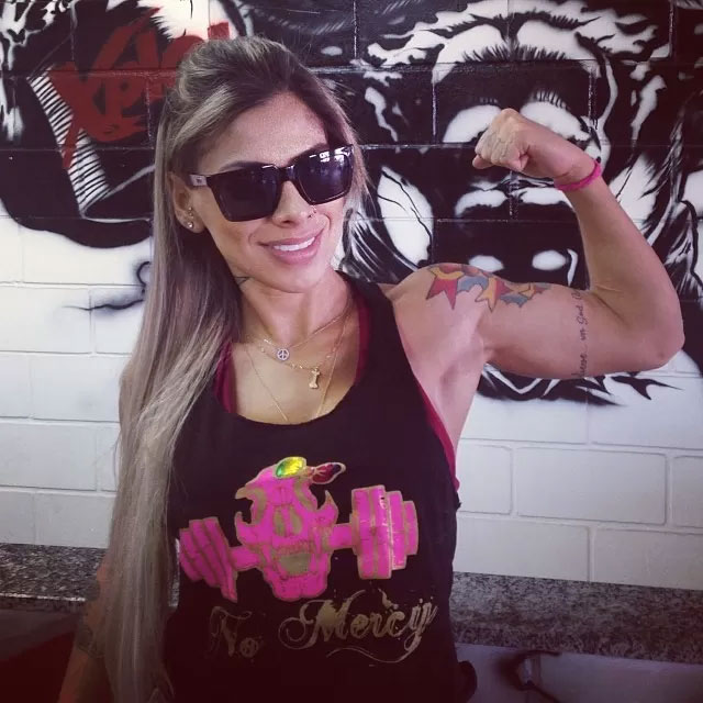 Vanessa Mesquita mostra seu braço sarado 