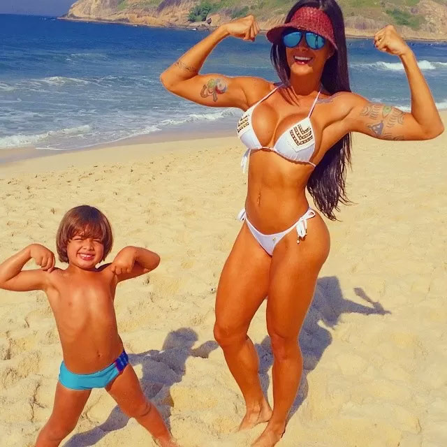 Aline Riscado curte dia de sol com as amigas e filho