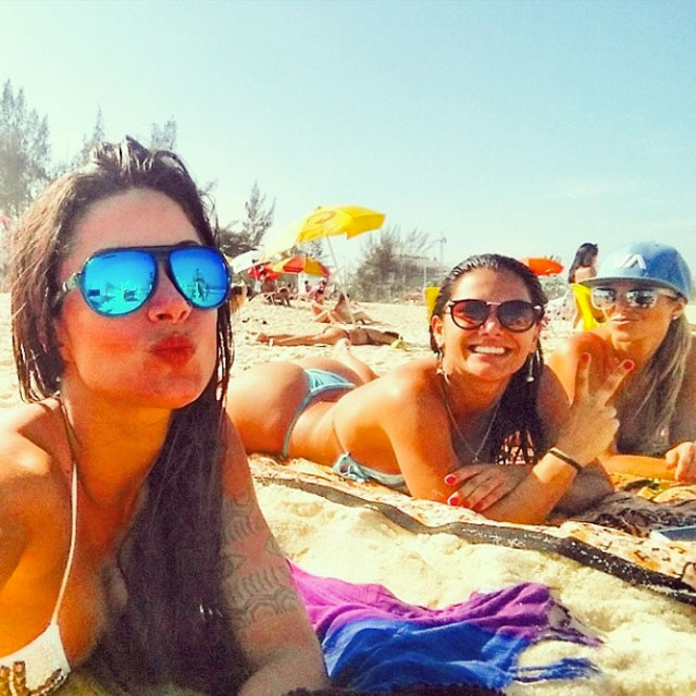 Aline Riscado curte dia de sol com as amigas e filho