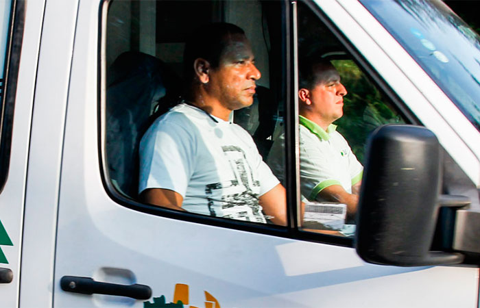 Neymar Jr chegou na tarde deste sábado (5) no seu condomínio no Guarujá, litoral de São Paulo. Após ser transportado de helicóptero da Granja Comary, em Teresópolis, até o Guarujá, a ambulância que levava o jogador chegou escoltada  por dois carros de seguranças particulares. O pai do jogador, Neymar, estava sentado no banco do passageiro da ambulância e foi clicado com uma feição apreensiva e séria.  A ex-jogadora de basquete Hortência também foi fotografada chegando ao condomínio do craque.  O atacante fraturou a terceira vértebra da coluna no jogo da última sexta-feira (4), durante o jogo entre Brasil e Colômbia. Após receber uma joelhada nas costas de um jogador colombiano, Neymar ficou no chão sem conseguir se mexer até ser atendido em campo.