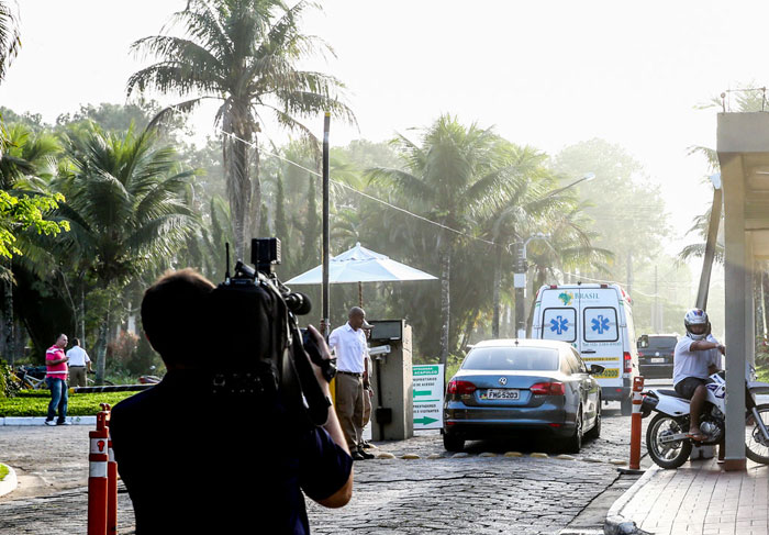 Neymar chega em casa com o pai, escoltado por dois carros de segurança