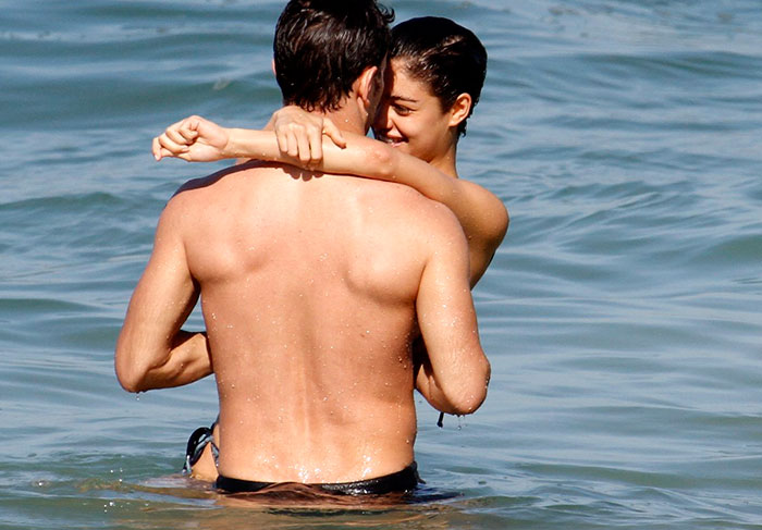 Sophie Charlotte e Daniel de Oliveira curtem praia em clima de paixão