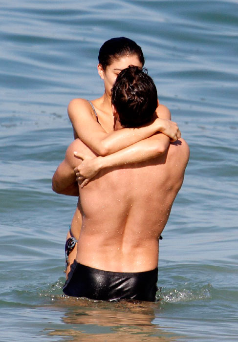 Sophie Charlotte e Daniel de Oliveira curtem praia em clima de paixão