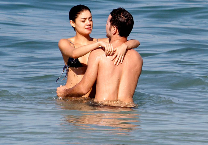 Sophie Charlotte e Daniel de Oliveira curtem praia em clima de paixão