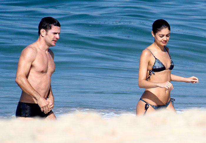 Sophie Charlotte e Daniel de Oliveira curtem praia em clima de paixão