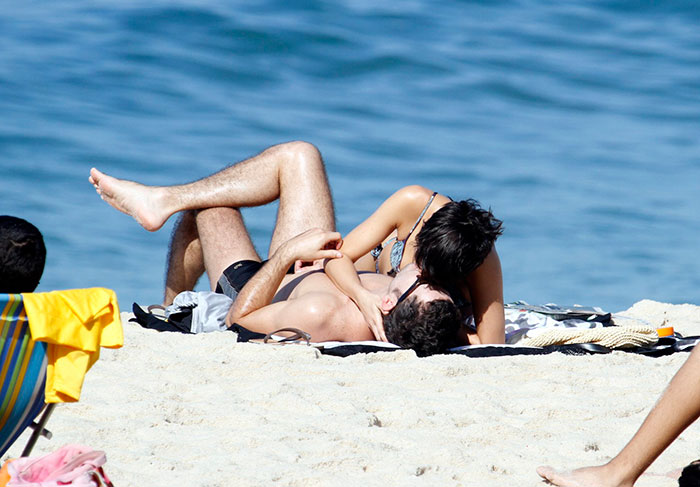 Sophie Charlotte e Daniel de Oliveira curtem praia em clima de paixão