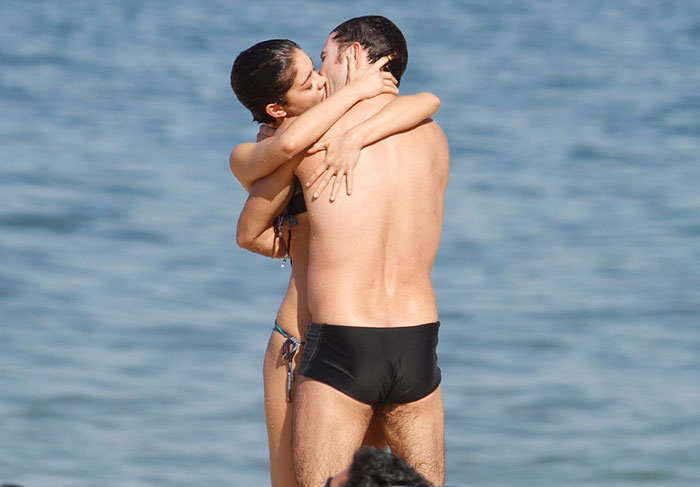 Sophie Charlotte e Daniel de Oliveira curtem praia em clima de paixão