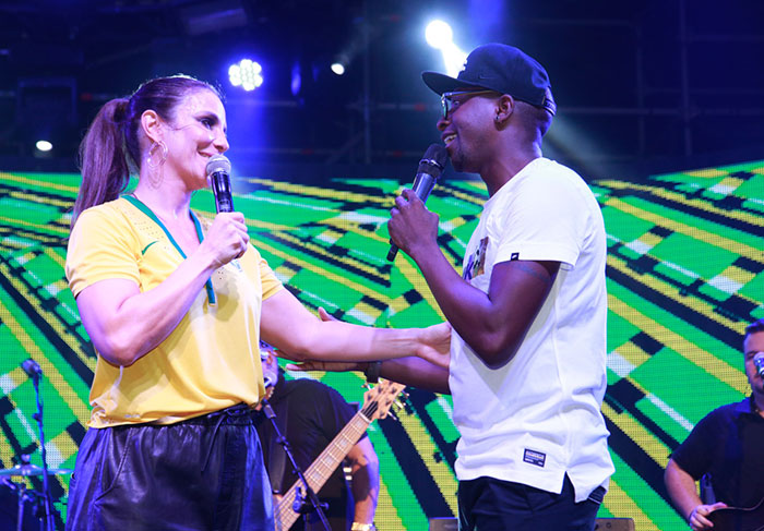 Com as cores do Brasil, Ivete Sangalo anima festa no Rio de Janeiro ao lado de Mumu