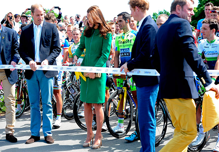 Esther Kate Middleton e príncipe William dão largada no tour da Franç