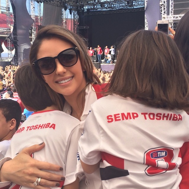Carol Celico veste a camisa do São Paulo com os filhos para homenagear Kaká
