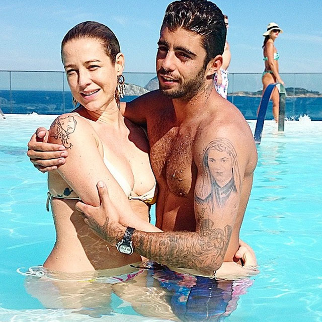 Luana Piovani e Pedro Scooby curtem tarde de sol na piscina, abraçadinhos