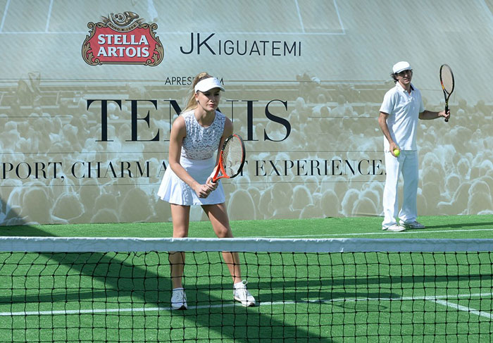 Fiorella Mattheis e Fernanda Motta se enfrentaram numa partida divertida de tênis