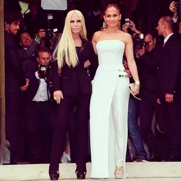  Jennifer Lopez esbanja ao lado de Donatella Versace