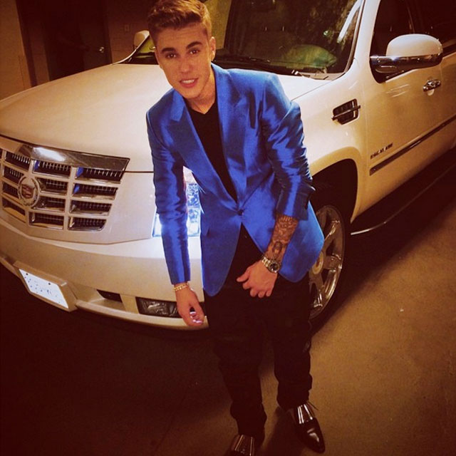 Justin Bieber aparece de terno em frente a limusine: ‘Só o começo’