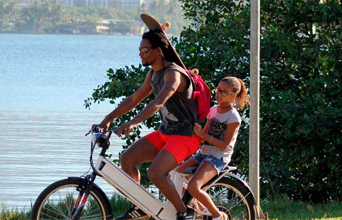 Toni Garrido passeia de bicicleta com a filha Isadora
