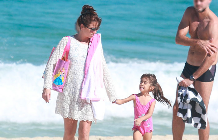 Giovanna Antonelli vai a praia da Barra com as filhas