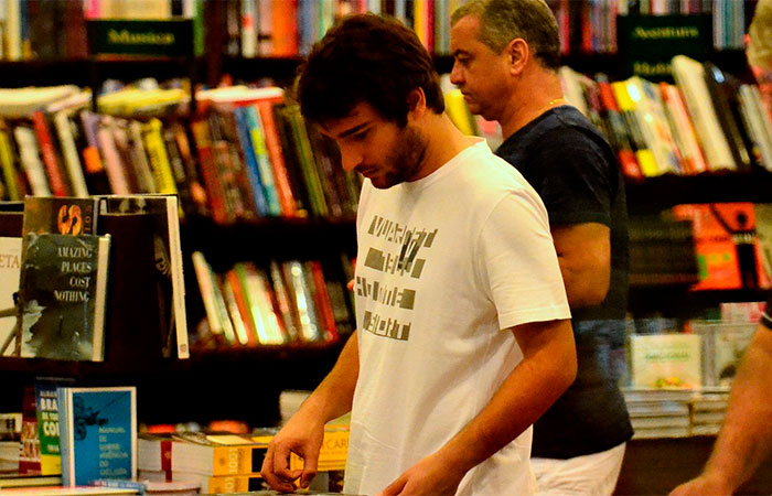 Humberto Carrão passeia em livraria de shopping carioca