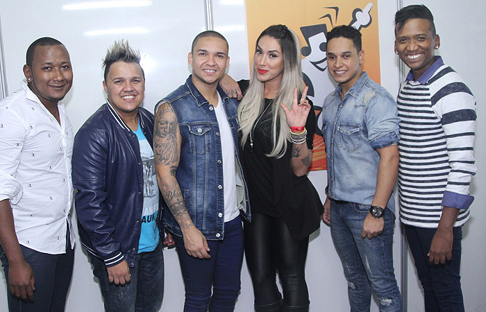 Anitta canta em São Paulo e recebe Dani Bolina e outros famosos na plateia