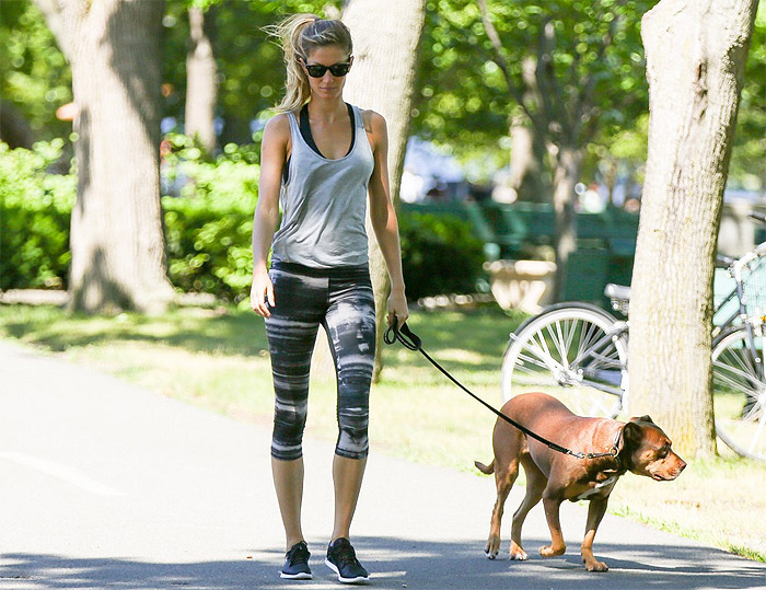 Gisele Bündchen passeia com a pitbull Lua, em Boston