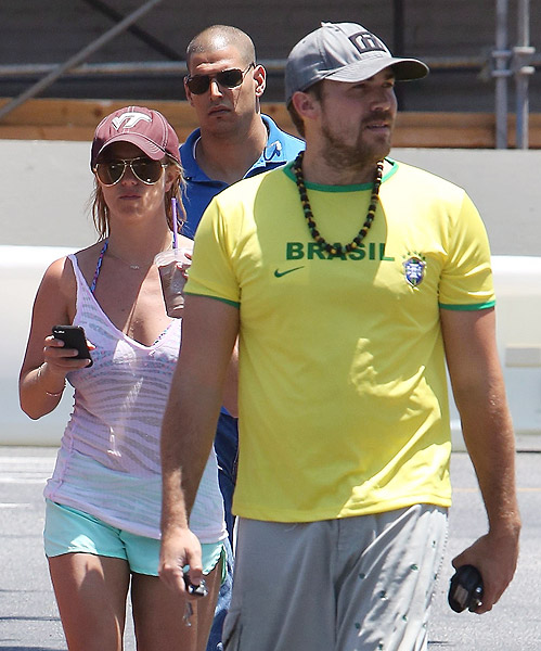 Namorado de Britney Spears usa camisa do Brasil durante passeio