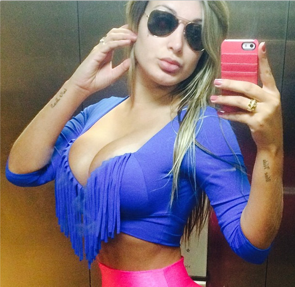 Andressa Urach mostra decotão com look para começar a semana