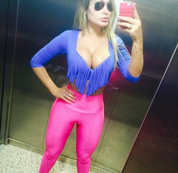 Andressa Urach mostra decotão com look para começar a semana