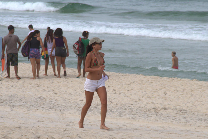 Anna Lima acena para paparazzo em dia de exercícios na praia da Barra