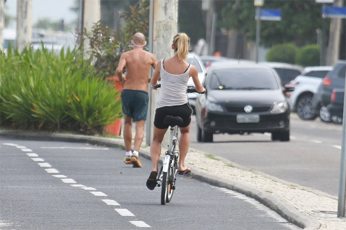 Fernanda de Freitas faz carão para paparazzo na Barra da Tijuca