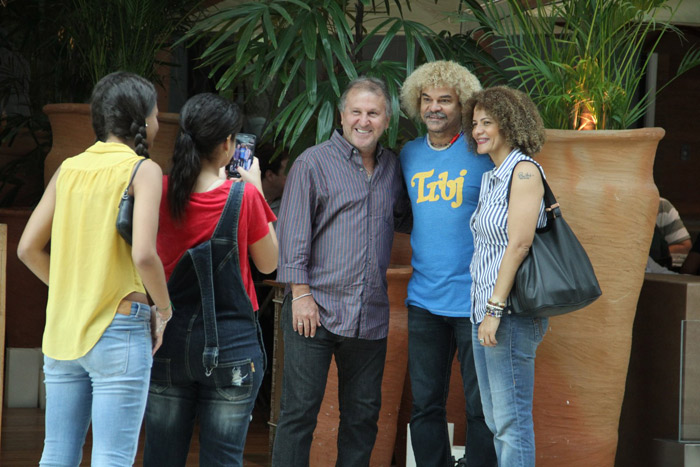 Zico tira foto com ex-jogador Colombiano em shopping do Rio