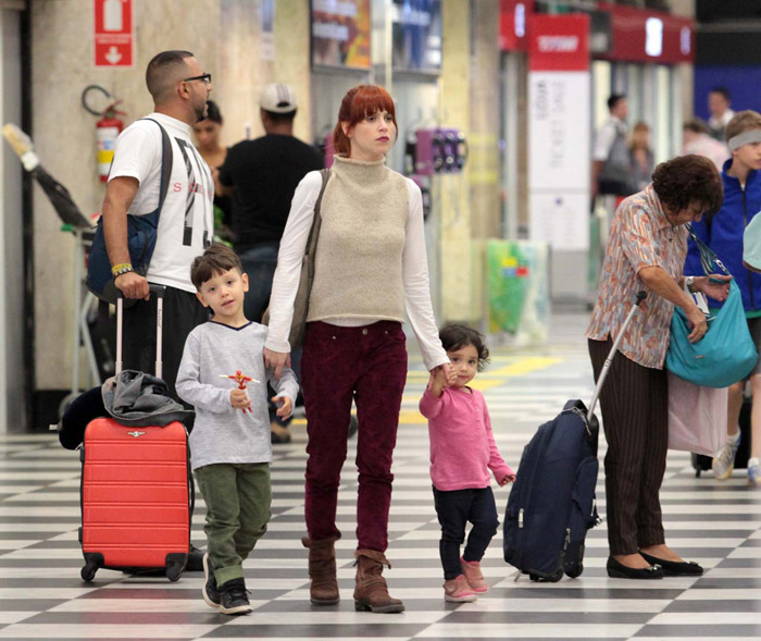 Com os filhos, Mel Lisboa embarca no aeroporto de Congonhas, em São Paulo