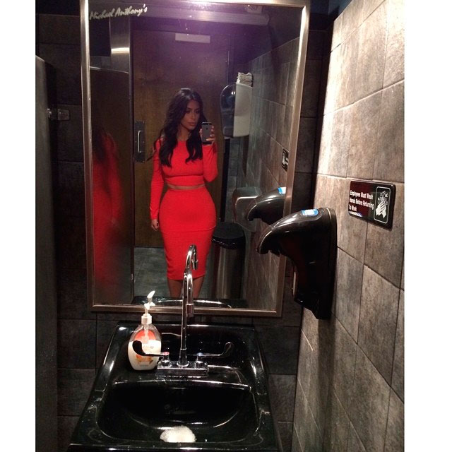  Kim Kardashian tira selfie no espelho e divulga sua marca